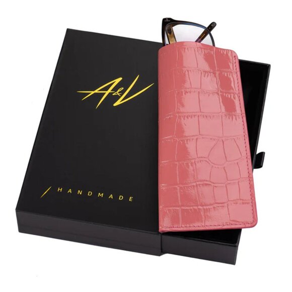 Minimalist Calfskin Eyewear Case – Alligator Grain Finish Rogue - Picture 2 of 3